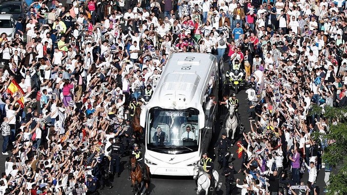 VIDEOS: ¡Emocionante! Una multitud recibió a los jugadores del Real Madrid