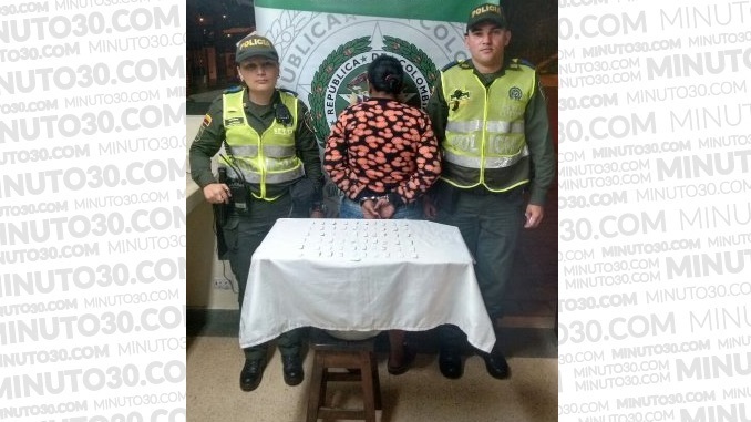 FOTOS: Capturados tres presuntos 'jíbaros' en el centro de Medellín 1 Presuntos expendedores de droga capturados en el centro.