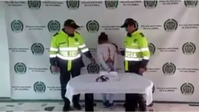 Capturada con revólver en Bogotá.