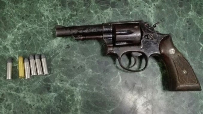 FOTOS: Capturado sujeto al que le incautaron un revólver ilegal en Itagüí 3 Capturado con un revólver en Itagüí.