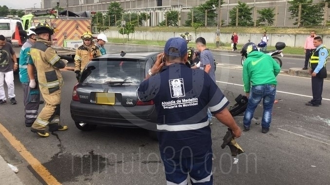 Carro volcado en la autopista Norte.