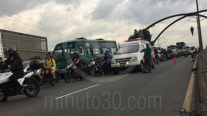 Carro volcado en la autopista Norte.