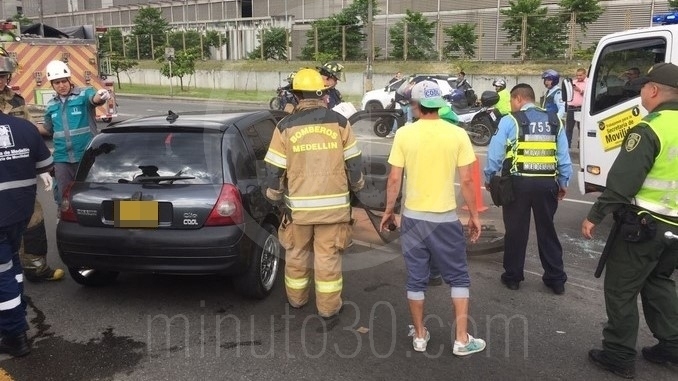 Carro volcado en la autopista Norte.