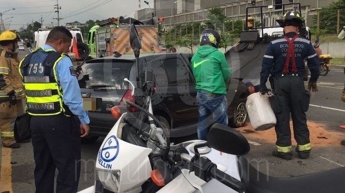 Carro volcado en la autopista Norte.