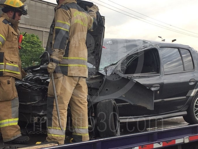 Carro volcado en la autopista Norte.