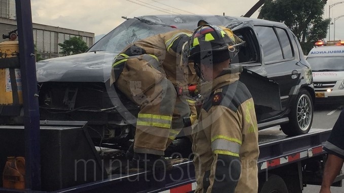 Carro volcado en la autopista Norte.