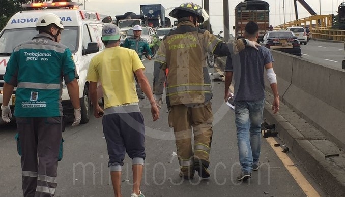 Carro volcado en la autopista Norte.