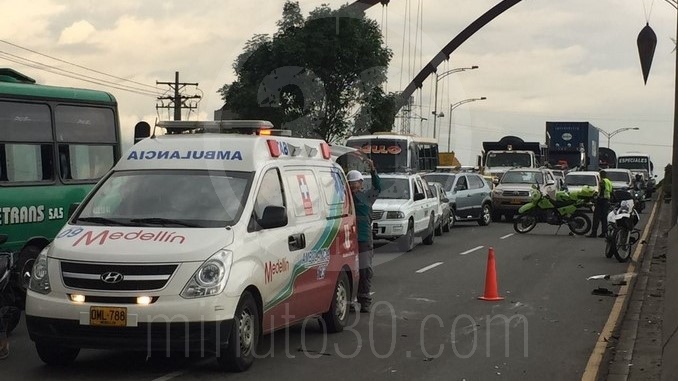 Carro volcado en la autopista Norte.