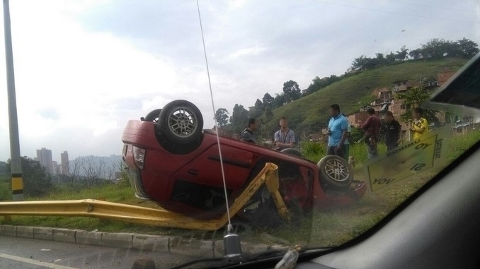 Carro volcado en la vía al Túnel de Occidente.