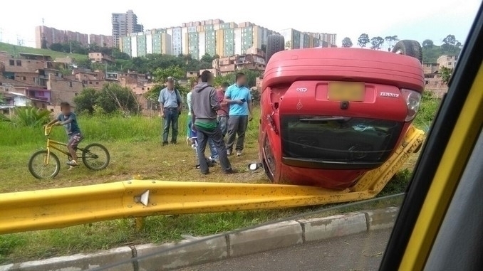 Carro volcado en la vía al Túnel de Occidente.