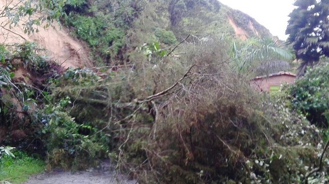 FOTOS: Continúa cerrada la vía Barbosa – Concepción por derrumbes de tierra