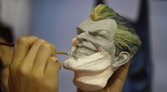 Una artistas fue registrada este jueves al pintar una figura del "Guasón", durante el primer día de la quita versión de Comic-Con Colombia, en Medellín. EFE