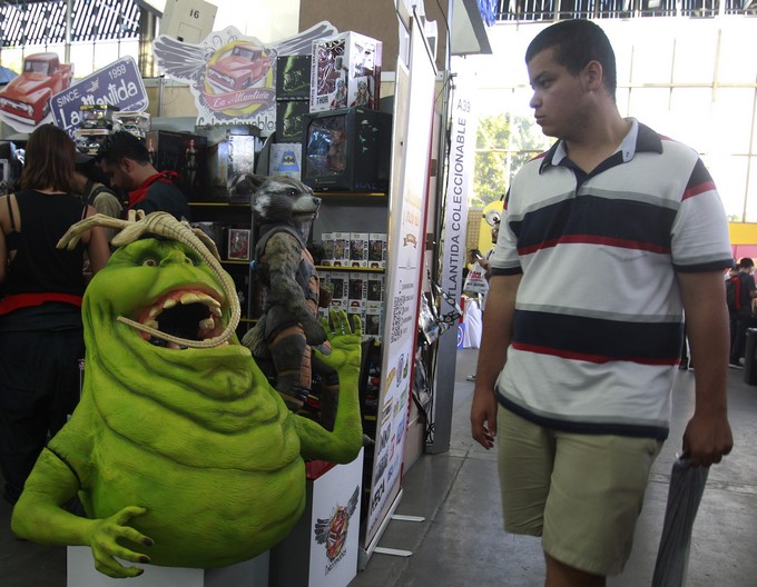 Un visitante fue registrado este jueves al observa una figura de "Slimer", de los Cazafantasmas, durante el primer día de la quita versión de Comic-Con Colombia, en Medellín. EFE