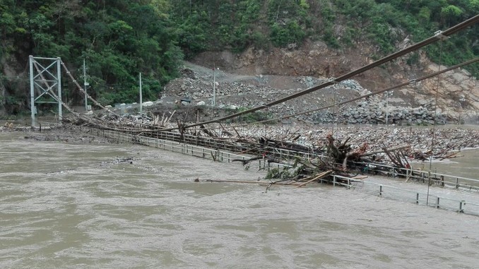 FOTOS: Bajo las aguas del río Cauca amaneció un puente en la zona de Hidroituango