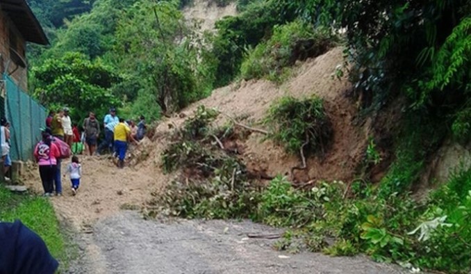 Derrumbe tiene bloqueada la vía Barbosa - Concepción