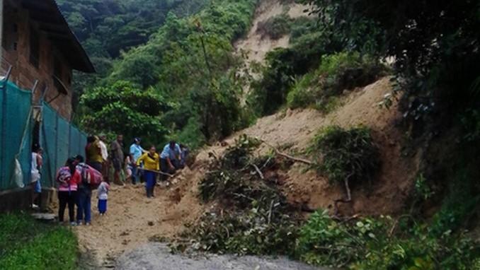 Derrumbe tiene bloqueada la vía Barbosa - Concepción