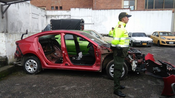 Desmantelan desguazadero de carros robados en Bogotá.