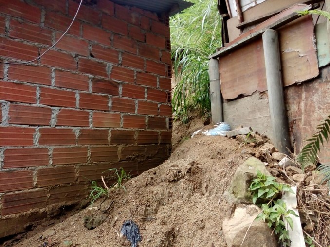 Deslizamientos afectaron a varias viviendas en la Comuna 13