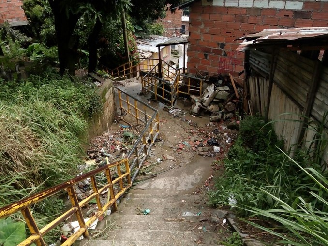 Deslizamientos afectaron a varias viviendas en la Comuna 13