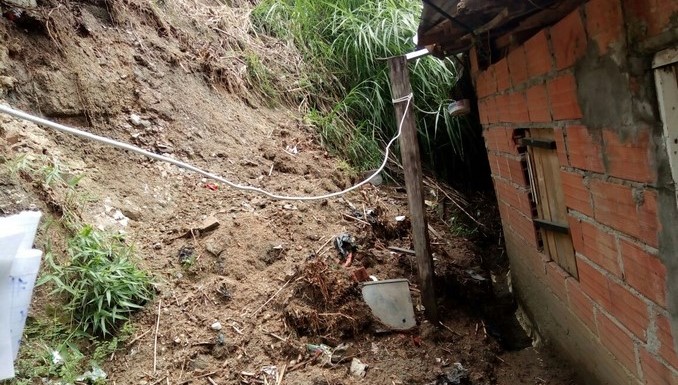 Deslizamientos afectaron a varias viviendas en la Comuna 13