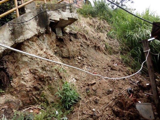Deslizamientos afectaron a varias viviendas en la Comuna 13