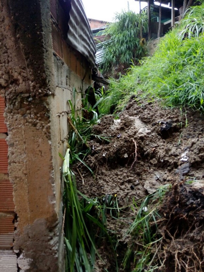 Deslizamientos afectaron a varias viviendas en la Comuna 13