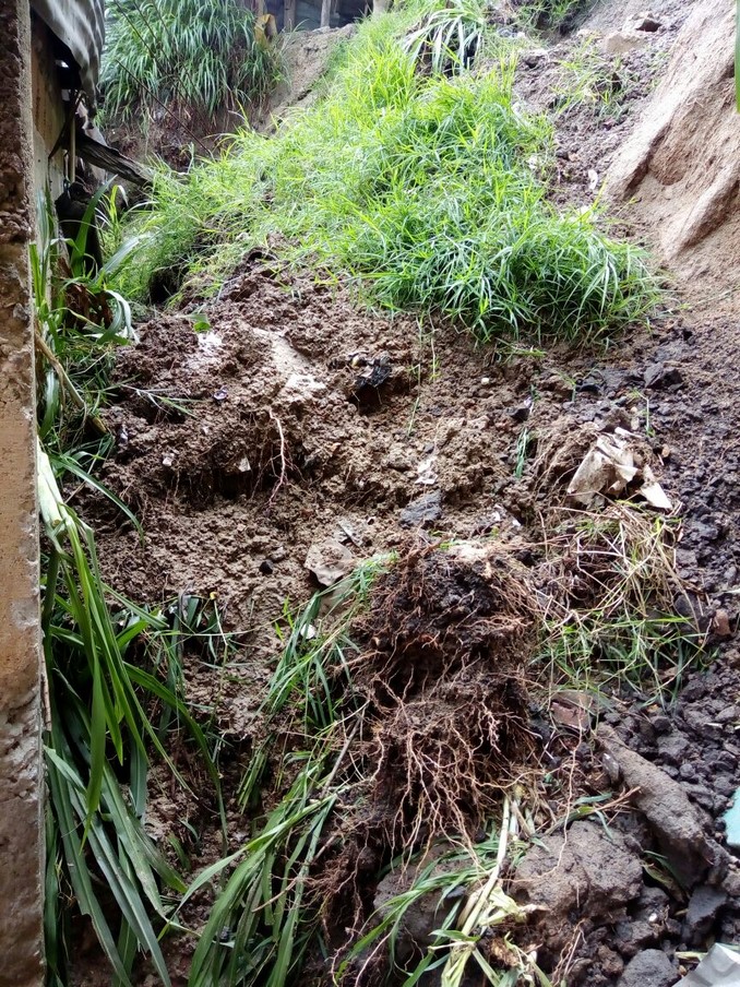 Deslizamientos afectaron a varias viviendas en la Comuna 13