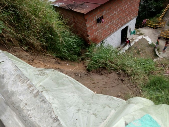 Deslizamientos afectaron a varias viviendas en la Comuna 13