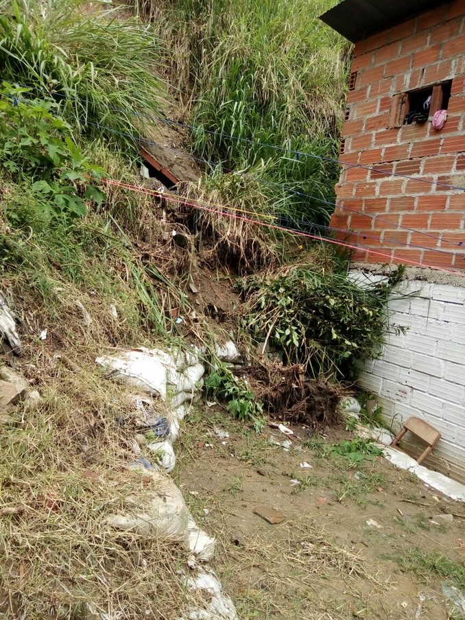 Deslizamientos afectaron a varias viviendas en la Comuna 13