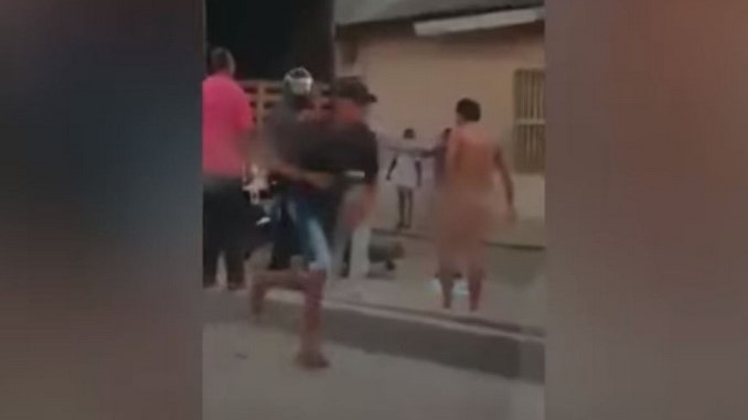 Hombre desnudo en Barranquilla.