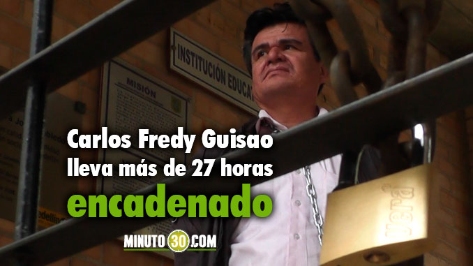 VIDEO: Encadenado, así protesta docente de Medellín para llamar la atención del Gobierno