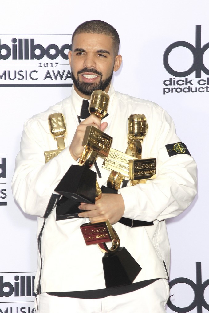 El rapero estadounidense Drake posa con sus premios Billboard en Las Vegas (Estados Unidos) ayer, 21 de mayo de 2017. EFE