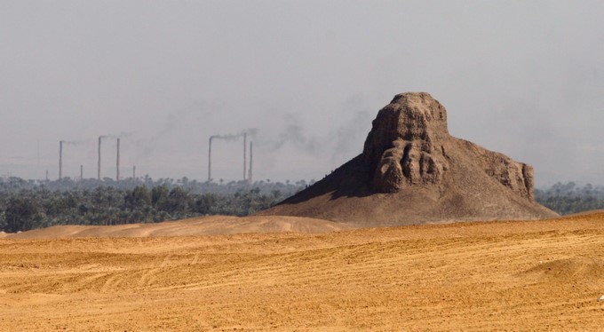 Unas fábricas de ladrillo echan humo por sus chimeneas en el Valle del Nilo cerca de la antigua "Pirámide Negra" del Faraón Amenemhet III. EFE/Archivo