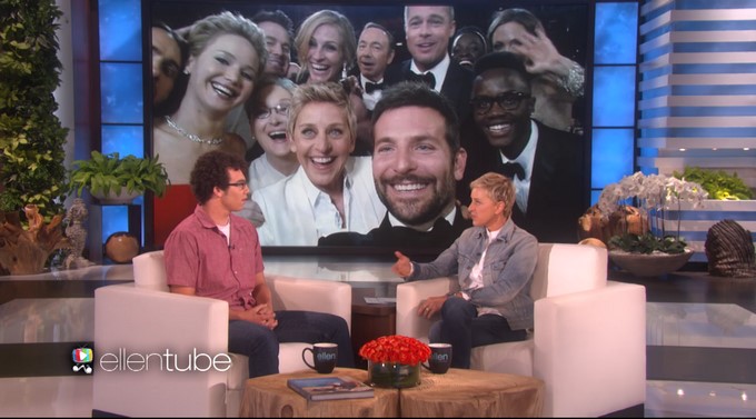 Carter Wilkerson y Ellen DeGeneres con el fondo de la foto que había sido más veces retuiteada en la historia/ Captura tomada de Youtube: TheEllenShow