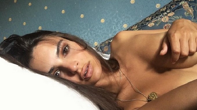 Se hacen virales las fotos de Emily Ratajkowski desnuda para nuevo filme