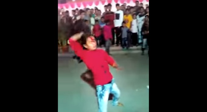 Se corta la cabeza en plena presentación/ Tomada de Youtube: jhon vector