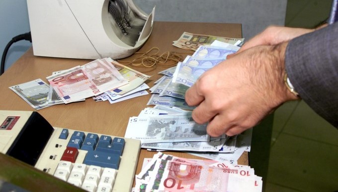 Una máquina cuenta billetes de euros en una sucursal bancaria. EFE/Archivo