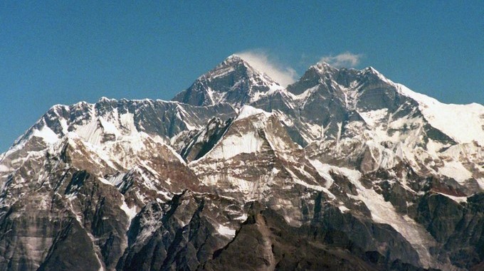 Imagen de archivo tomada el 29 de noviembre de 1996 que muestra el Monte Everest en la cordillera del Himalaya (Nepal) hoy, 22 de mayo de 2017. EFE