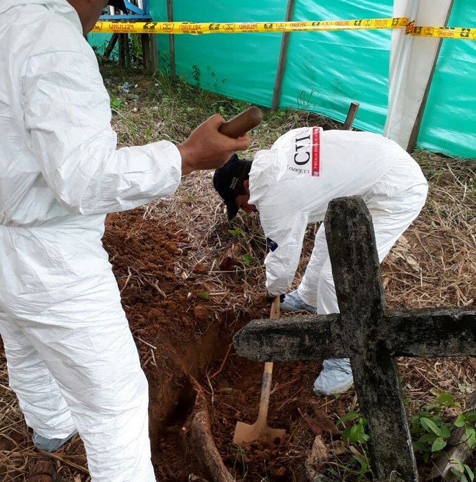 Exhumaron 34 cuerpos en cementerio de Bojayá