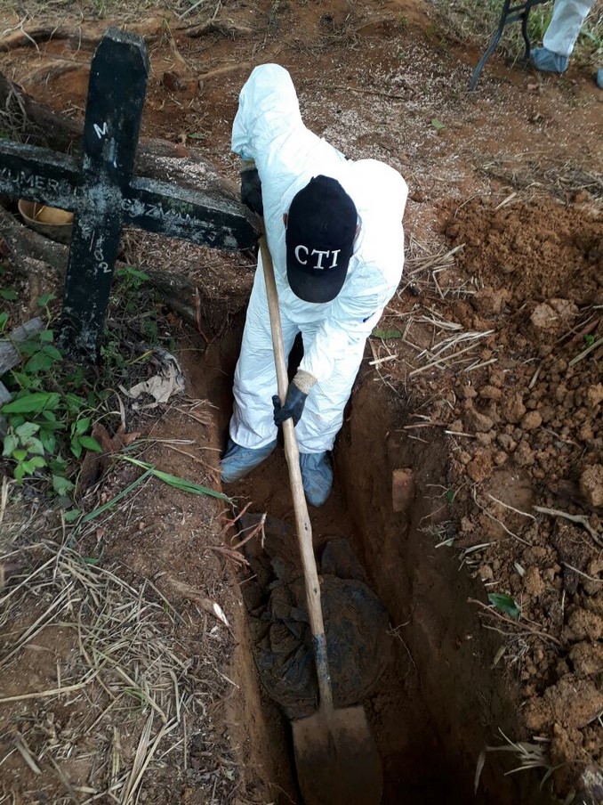 Exhumaron 34 cuerpos en cementerio de Bojayá