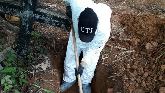 Exhumaron 34 cuerpos en cementerio de Bojayá