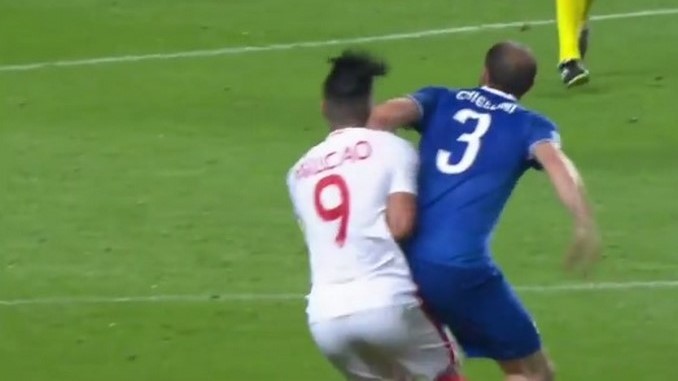 VIDEO: ¿Amarilla nada más? El terrible codazo de Chiellini a Falcao García en Champions
