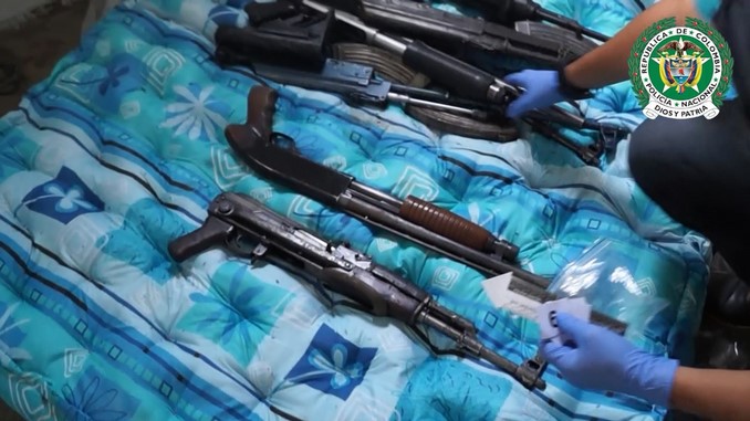 VIDEO Y FOTOS: En una casa abandonada la Policía encontró armamento de la banda 'Picacho' 3 Fusiles incautados en El Picacho.