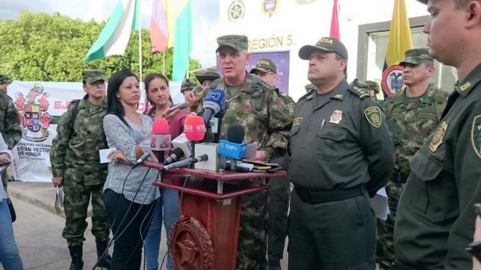 El general Alberto Mejía, comandante del Ejército, y el general Jorge Nieto, director de la Policía.