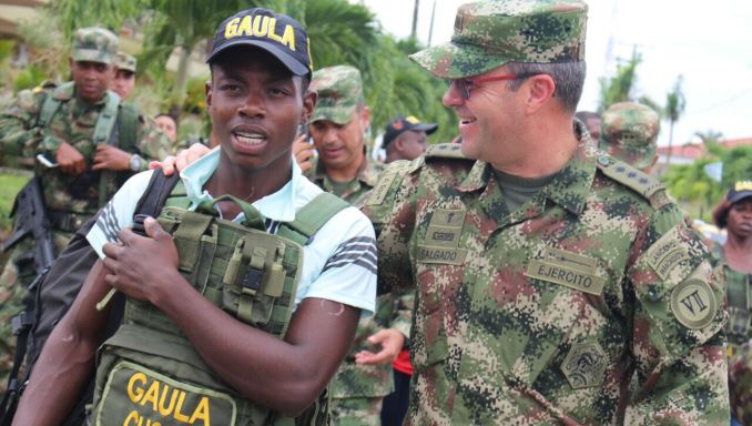 El general Jorge Arturo Salgado Restrepo, comandante de la Séptima División del Ejército, junto con uno de los hombres que fue secuestrado por el Eln