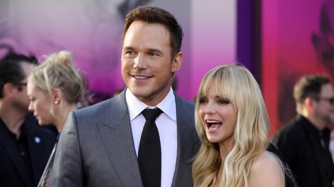 La actriz estadounidense Anna Faris (d) y su esposo, Chris Pratt (i), posan a su llegada para el estreno de la película "Guardians of the Galaxy Vol. 2", el pasado miércoles 19 de abril de 2017, en Hollywood, California (EE.UU.). EFE/Archivo