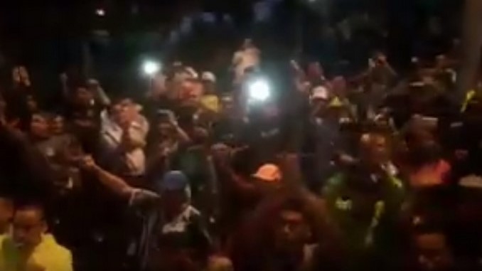 VIDEO: Así recibieron los hinchas de Nacional al plantel del Chapecoense 1 hinchas bus chapecoense