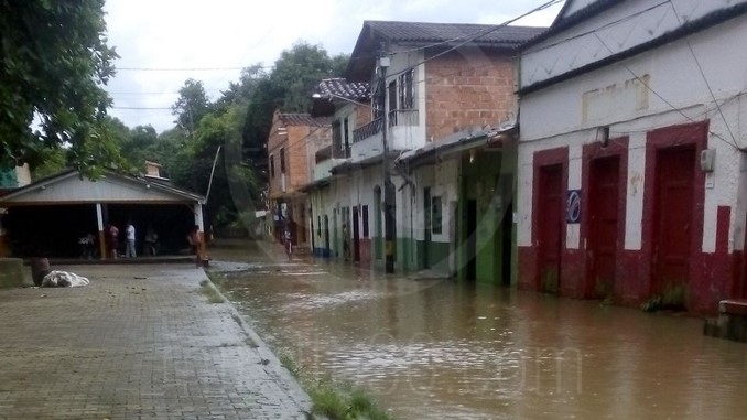 Inundaciones en Bolombolo.