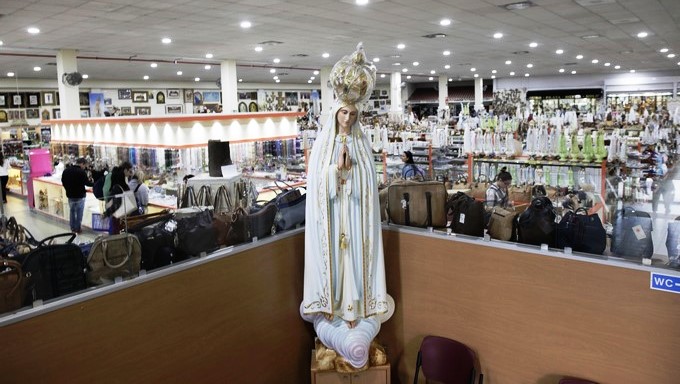 Cerca de 45.000 peregrinos caminan a Fátima a 3 días de la visita papal