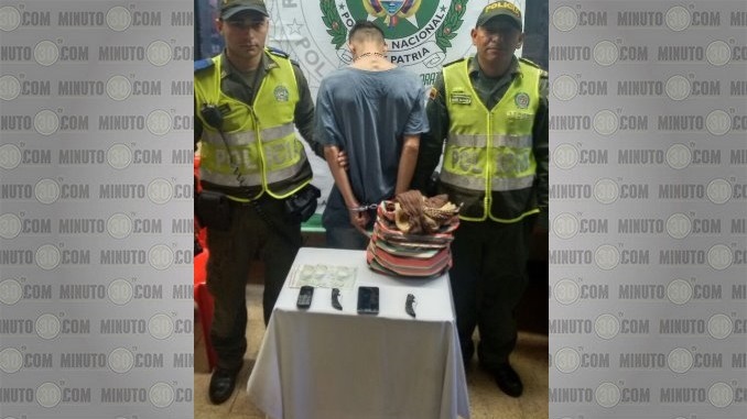 FOTOS: La Policía agarró a dos presuntos ladrones de celulares en el centro de Medellín 1 Ladrón capturado en el centro.
